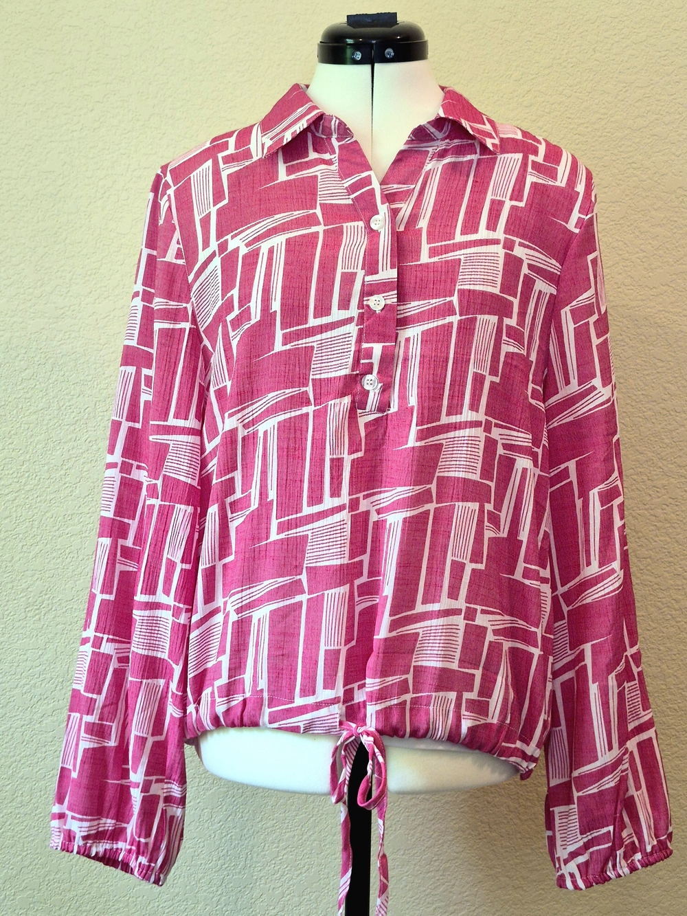 Women’s Pink Geometric Button-Front Tie-Hem Blouse
